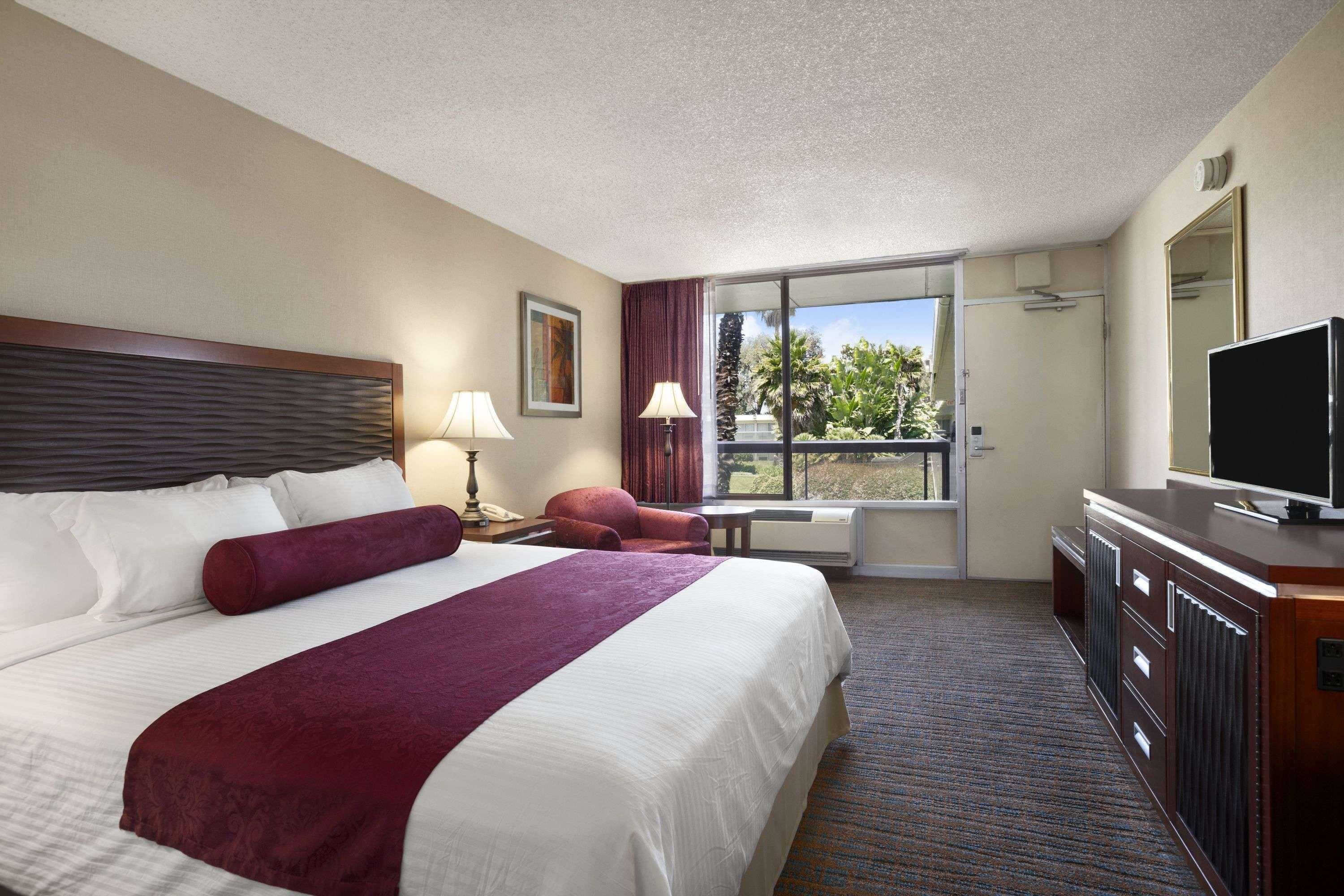 Ramada By Wyndham Sunnyvale/Silicon Valley Exterior photo