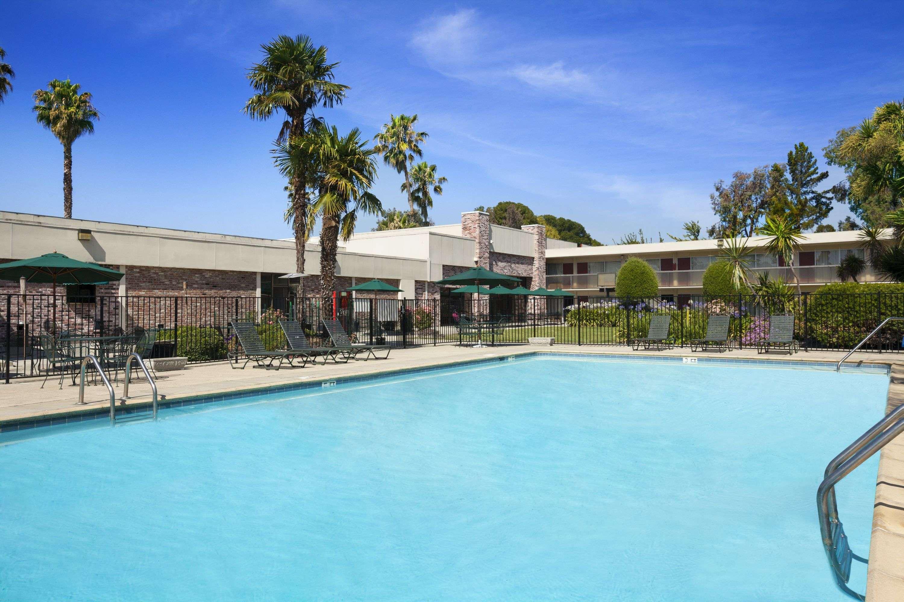 Ramada By Wyndham Sunnyvale/Silicon Valley Exterior photo